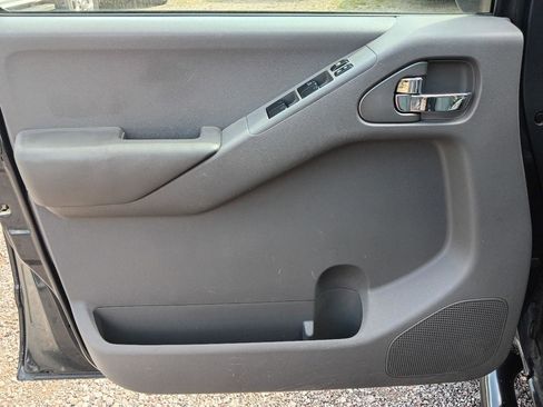 Used 2012 Nissan Frontier SV image 9
