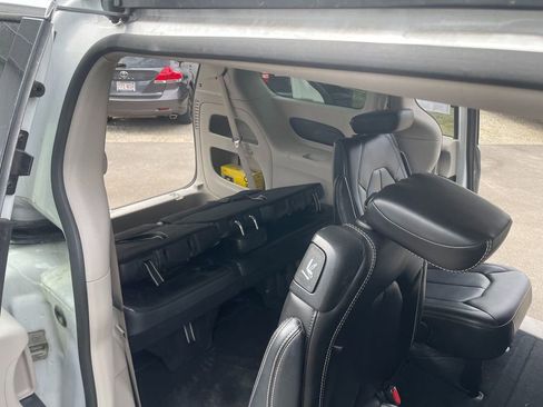 Used 2023 Chrysler Pacifica Touring-L image 27