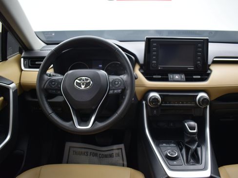 Used 2022 Toyota RAV4 XLE Premium AWD/4WD image 15