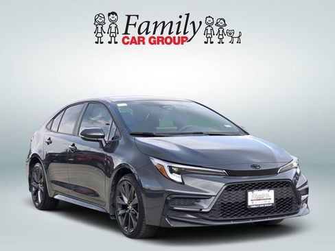 Used 2025 Toyota Corolla SE FWD image 2