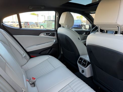 Used 2022 Genesis G70 2.0T w/ Prestige Package RWD image 37