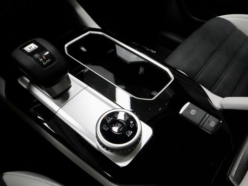 New 2025 Mitsubishi Outlander SE image 27