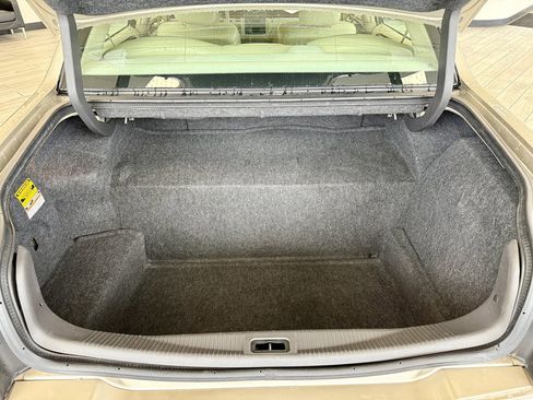 Used 2006 Lincoln Town Car Signature RWD image 9