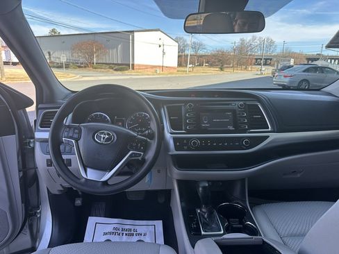 Used 2017 Toyota Highlander LE image 20