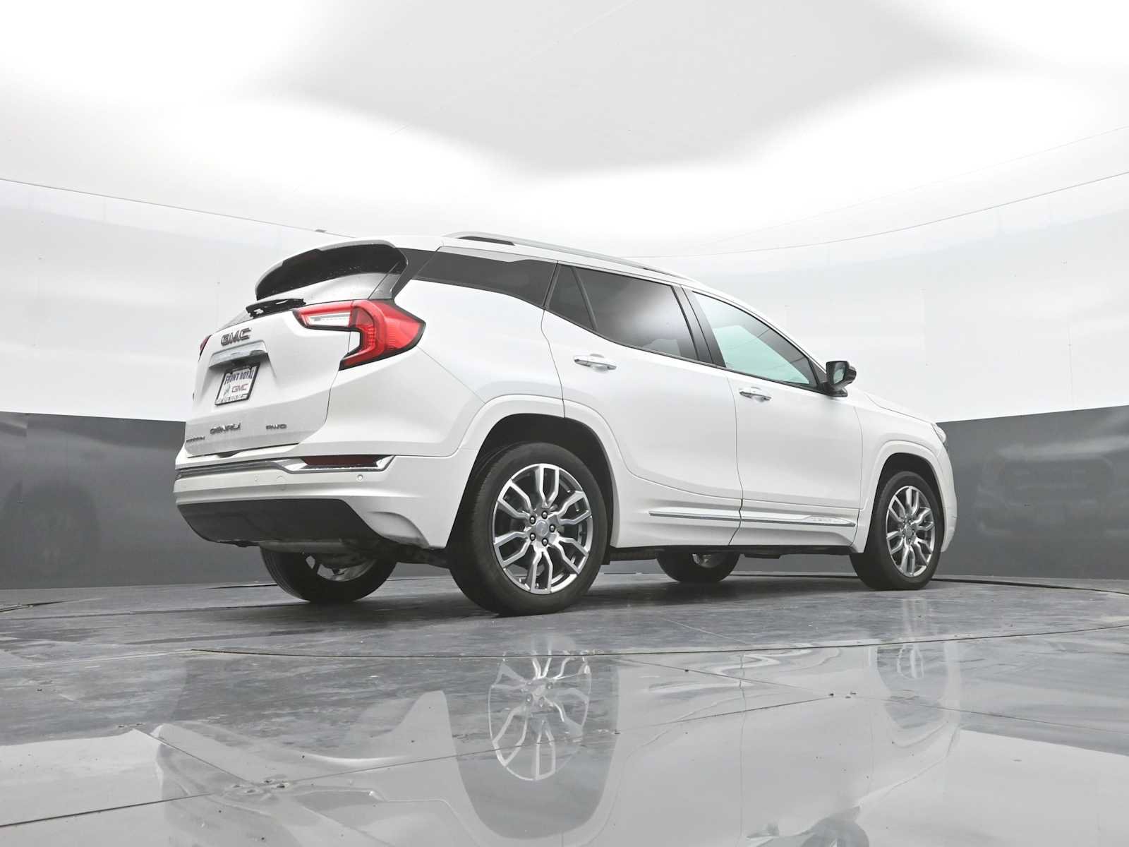 Used 2024 GMC Terrain Denali w/ Denali Premium Package AWD/4WD image 54