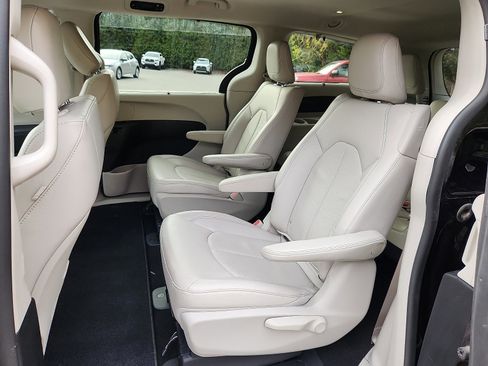 Used 2018 Chrysler Pacifica Touring-L image 10