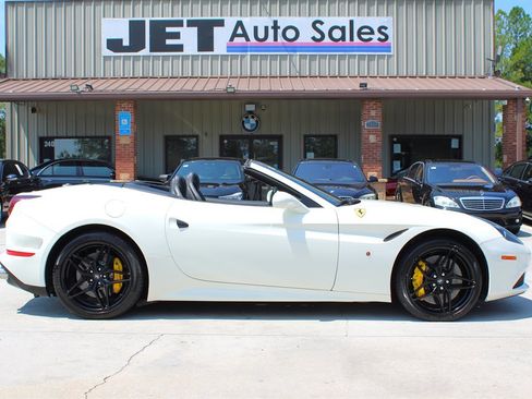 Used 2017 Ferrari California T image 14