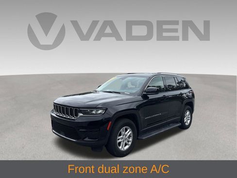 Used 2023 Jeep Grand Cherokee Laredo RWD image 3