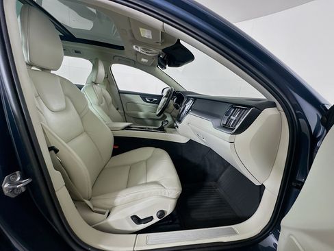 Used 2020 Volvo V60 T5 Momentum w/ Premium Package FWD image 32