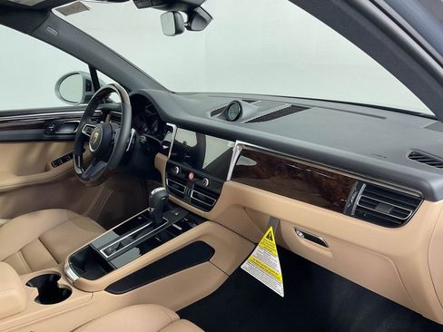 Certified 2025 Porsche Macan AWD/4WD image 22