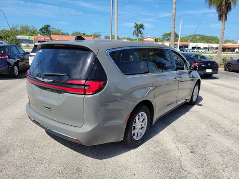 Used 2023 Chrysler Pacifica Touring-L FWD image 6