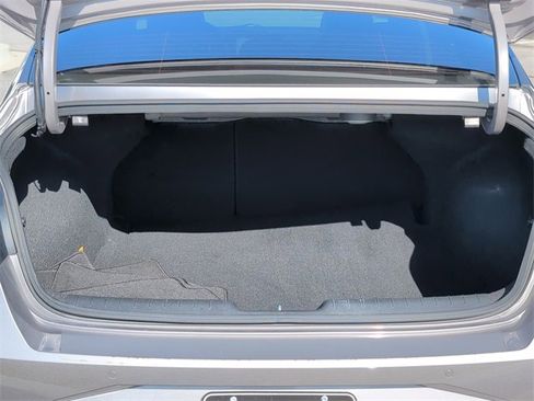 Used 2022 Hyundai Elantra Limited w/ Cargo Package image 5