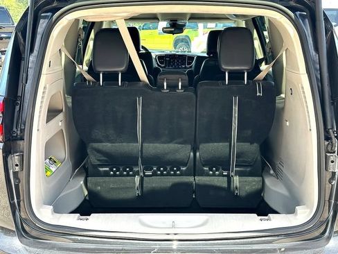 Used 2023 Chrysler Pacifica Touring-L FWD image 30