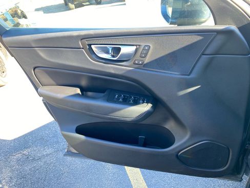 Used 2021 Volvo XC60 T6 Momentum image 21