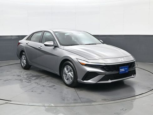 Certified 2024 Hyundai Elantra SE image 3