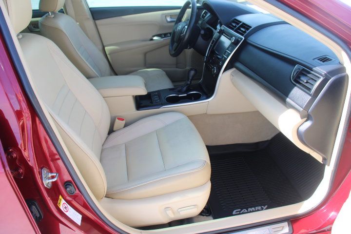 Used 2017 Toyota Camry XLE w/ Moonroof Package FWD image 19