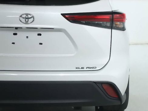 Used 2023 Toyota Highlander XLE AWD/4WD image 46