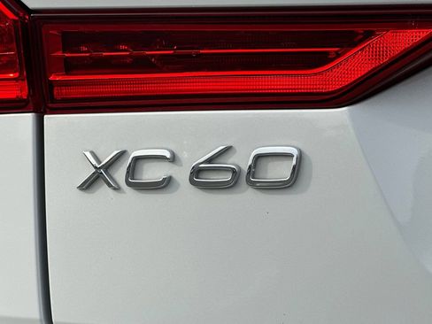 Used 2023 Volvo XC60 T8 Plus image 12