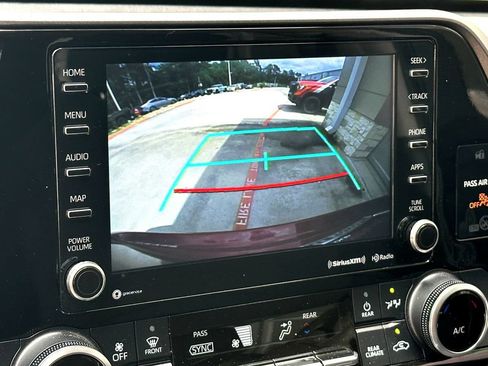 Used 2022 Toyota Highlander LE AWD/4WD image 13