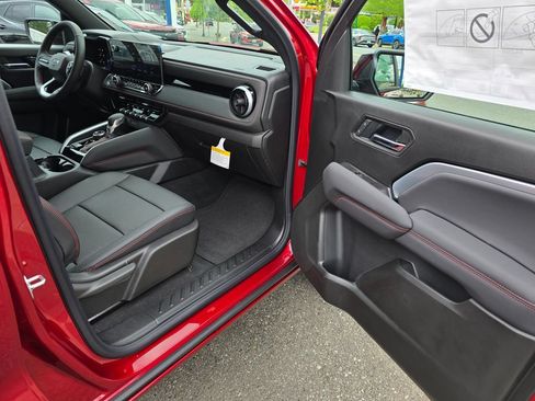 Used 2026 Chevrolet Colorado Z71 w/ Technology Package AWD/4WD image 14