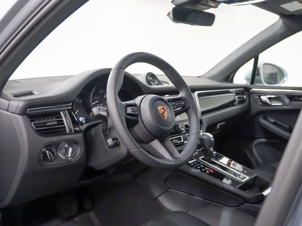 Certified 2026 Porsche Macan AWD/4WD image 4