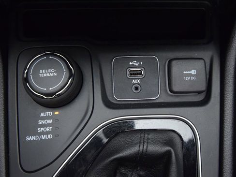 Used 2021 Jeep Cherokee Limited AWD/4WD image 34