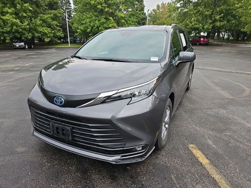Used 2025 Toyota Sienna XLE FWD image 2