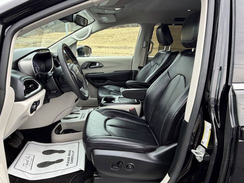 Used 2024 Chrysler Pacifica Touring-L image 14