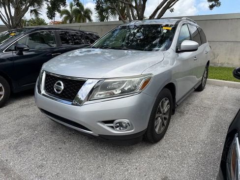 Used 2015 Nissan Pathfinder SV FWD image 3