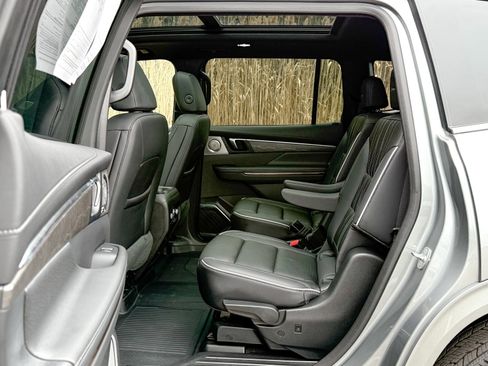 Used 2025 Buick Enclave Avenir w/ LPO, Floor Liner Package image 20