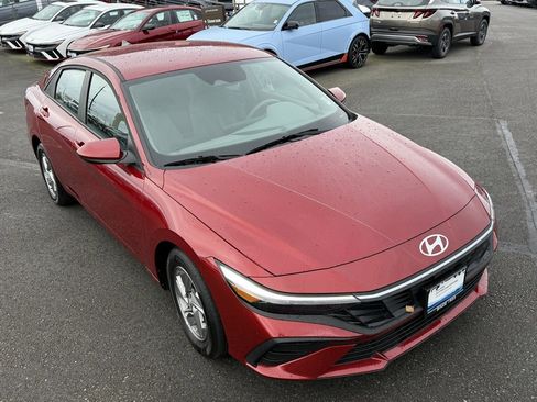 Certified 2025 Hyundai Elantra SE image 9