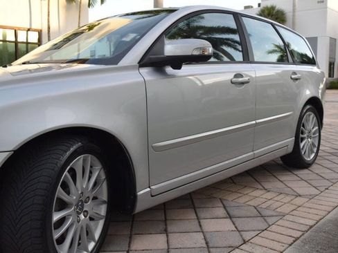 Used 2011 Volvo V50 T5 image 17