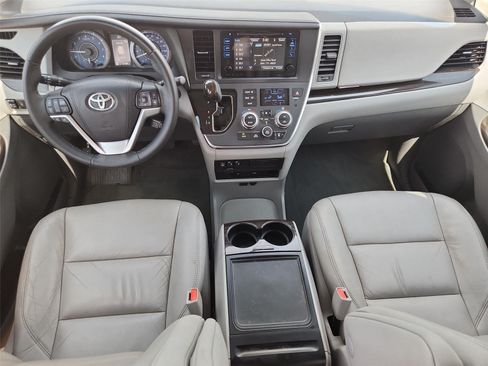 Used 2017 Toyota Sienna XLE Premium FWD image 20