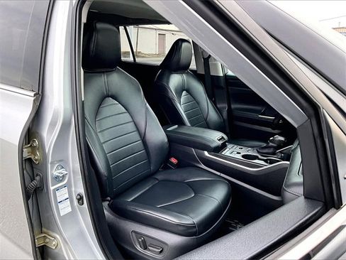 Used 2020 Toyota Highlander XLE image 11