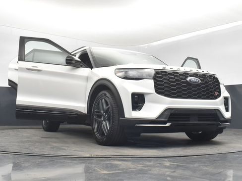 Used 2025 Ford Explorer ST image 36