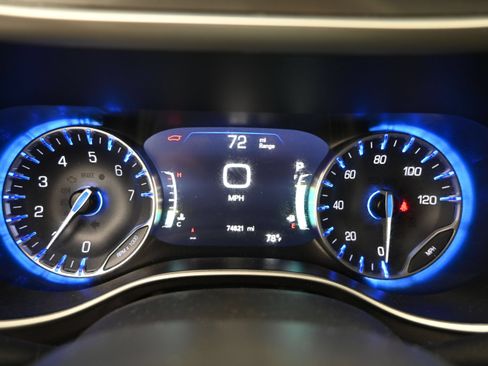 Used 2024 Chrysler Pacifica Touring-L FWD image 14
