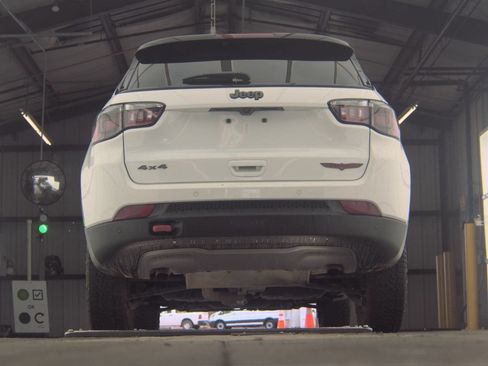 Used 2025 Jeep Compass Trailhawk AWD/4WD image 12