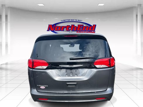 Used 2023 Chrysler Voyager LX image 5