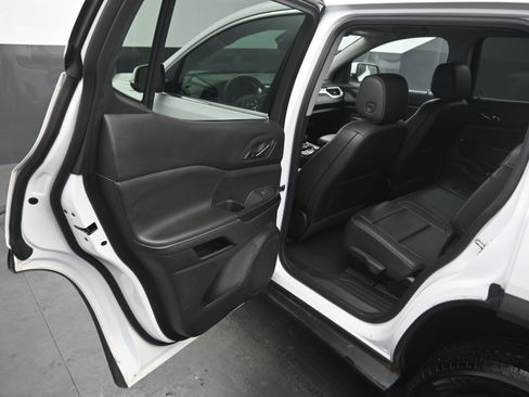 Used 2023 GMC Acadia SLT image 16