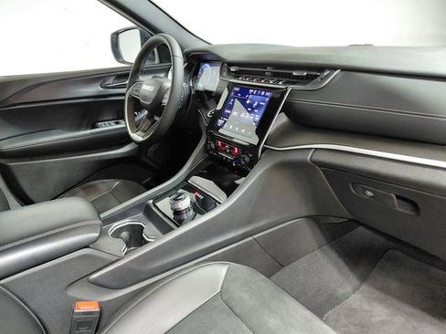 Certified 2025 Jeep Grand Cherokee Altitude image 27