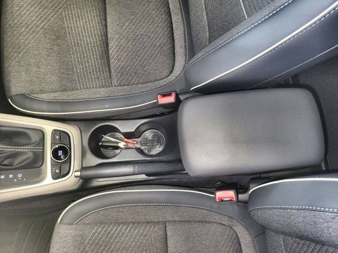 Used 2025 Hyundai Venue Limited FWD image 21