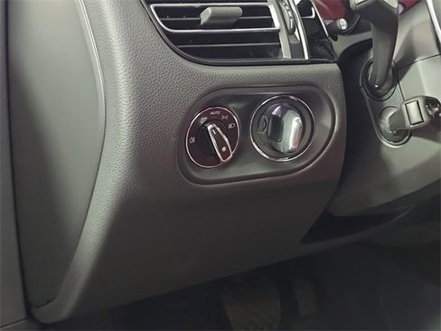Certified 2025 Porsche Macan image 18