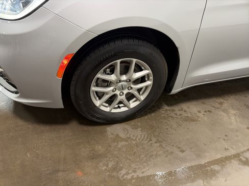 Used 2024 Chrysler Pacifica Touring-L FWD image 10