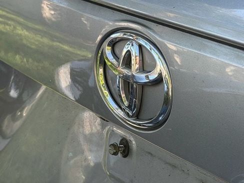 Used 2021 Toyota RAV4 LE FWD image 5