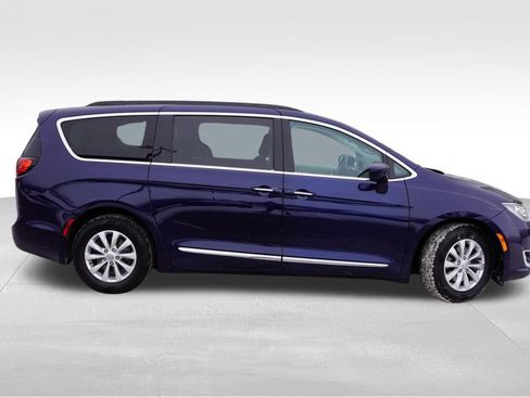 Certified 2017 Chrysler Pacifica Touring-L image 3