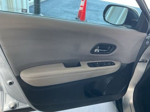 Used 2017 Honda HR-V LX image 3