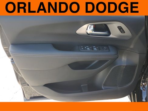 New 2026 Chrysler Pacifica Select image 9