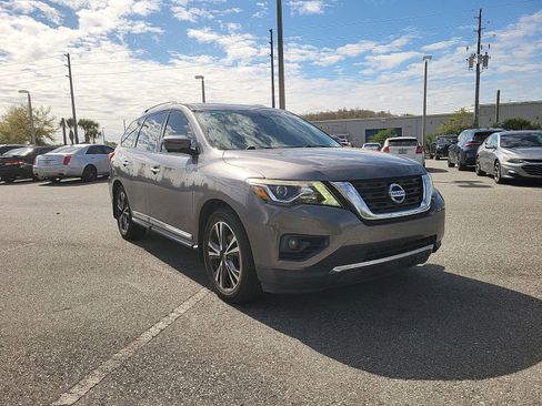 Used 2017 Nissan Pathfinder Platinum image 8