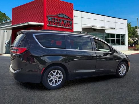 Used 2022 Chrysler Pacifica Touring-L image 5