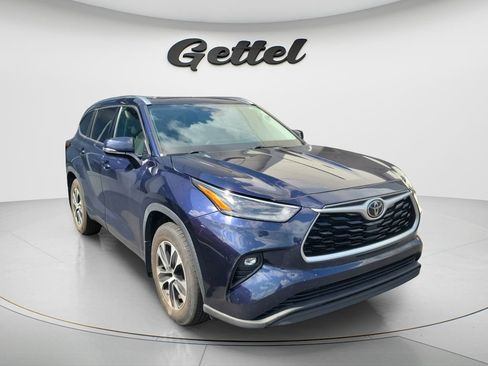 Used 2021 Toyota Highlander XLE AWD/4WD image 2